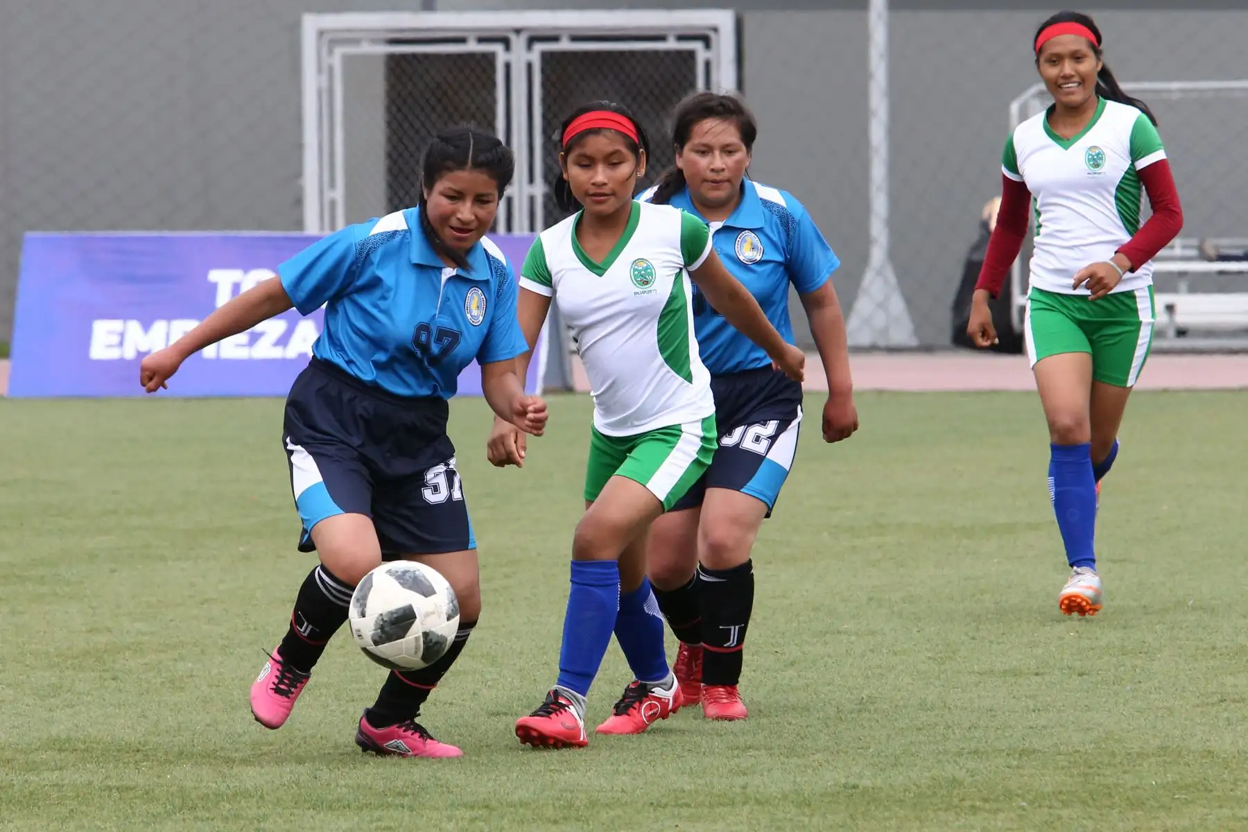 Escolares Shawi de Loreto con Quechua Huanta de Ayacucho durante el campeonato de Fútbol C Damas Pueblos originarios por los Juegos Deportivos Escolares Nacionales en la Upc de Chorrillos. Foto: ANDINA/Vidal Tarqui