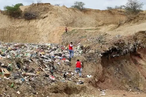 La Contraloría General de la República advirtió que el proyecto de reubicación del botadero del distrito tumbesino de Corrales, valorizado en S/ 758,941.76, pone en riesgo la calidad ambiental de la zona al degradar los suelos y también la salud de las personas.