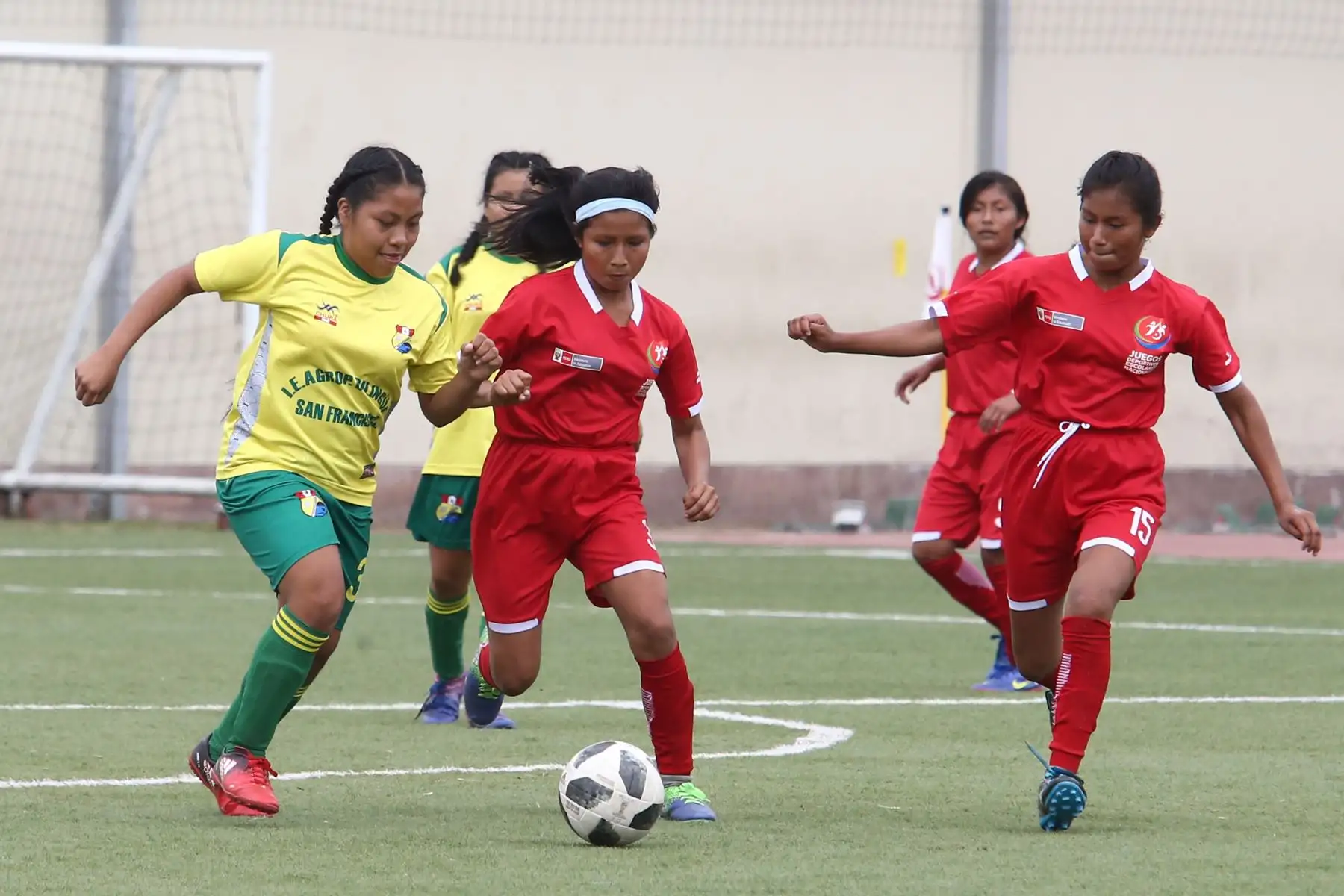 Escolares Yabeca Wamputsag Chigkim de Awajun de Amazonas se enfrenta a Shipibo Conibo de Ucayaly durante el campeonato de Fútbol C Damas Pueblos originarios por los Juegos Deportivos Escolares Nacionales en la Upc de Chorrillos. Foto: ANDINA/Vidal Tarqui