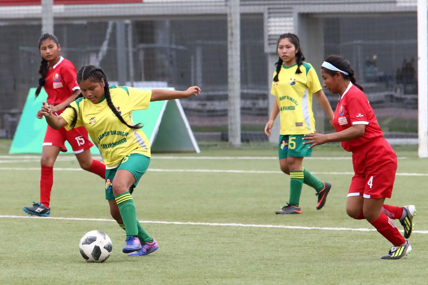 Escolares de Awajun de Amazonas, se enfrenta a Rosa Silvano Sanchez de Shipibo Conibo de Ucayaly durante el campeonato de Fútbol C Damas Pueblos originarios por los Juegos Deportivos Escolares Nacionales en la Upc de Chorrillos. Foto: ANDINA/Vidal Tarqui