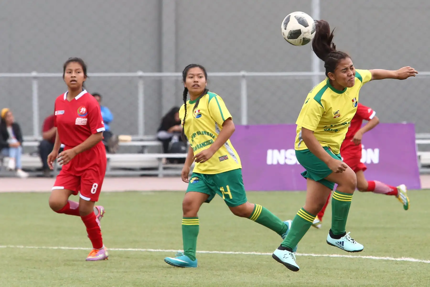 Escolares Awajun de Amazonas se enfrenta a Karen Lomas Mondaluiz de Shipibo Conibo de Ucayaly durante el campeonato de Fútbol C Damas Pueblos originarios por los Juegos Deportivos Escolares Nacionales en la Upc de Chorrillos. Foto: ANDINA/Vidal Tarqui