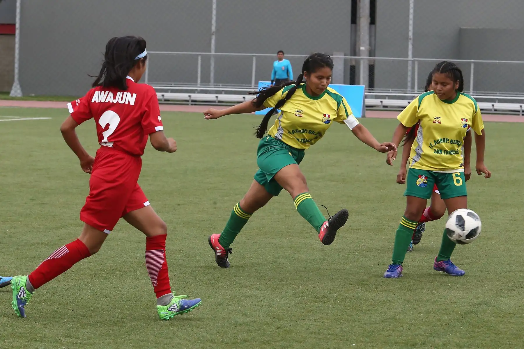 Escolares de Awajun de Amazonas se enfrentan a Roxy Ramirez Huayta y 
Rosa Silvano Sanchez de Shipibo Conibo de Ucayaly durante el campeonato de Fútbol C Damas Pueblos originarios por los Juegos Deportivos Escolares Nacionales en la Upc de Chorrillos. Foto: ANDINA/Vidal Tarqui