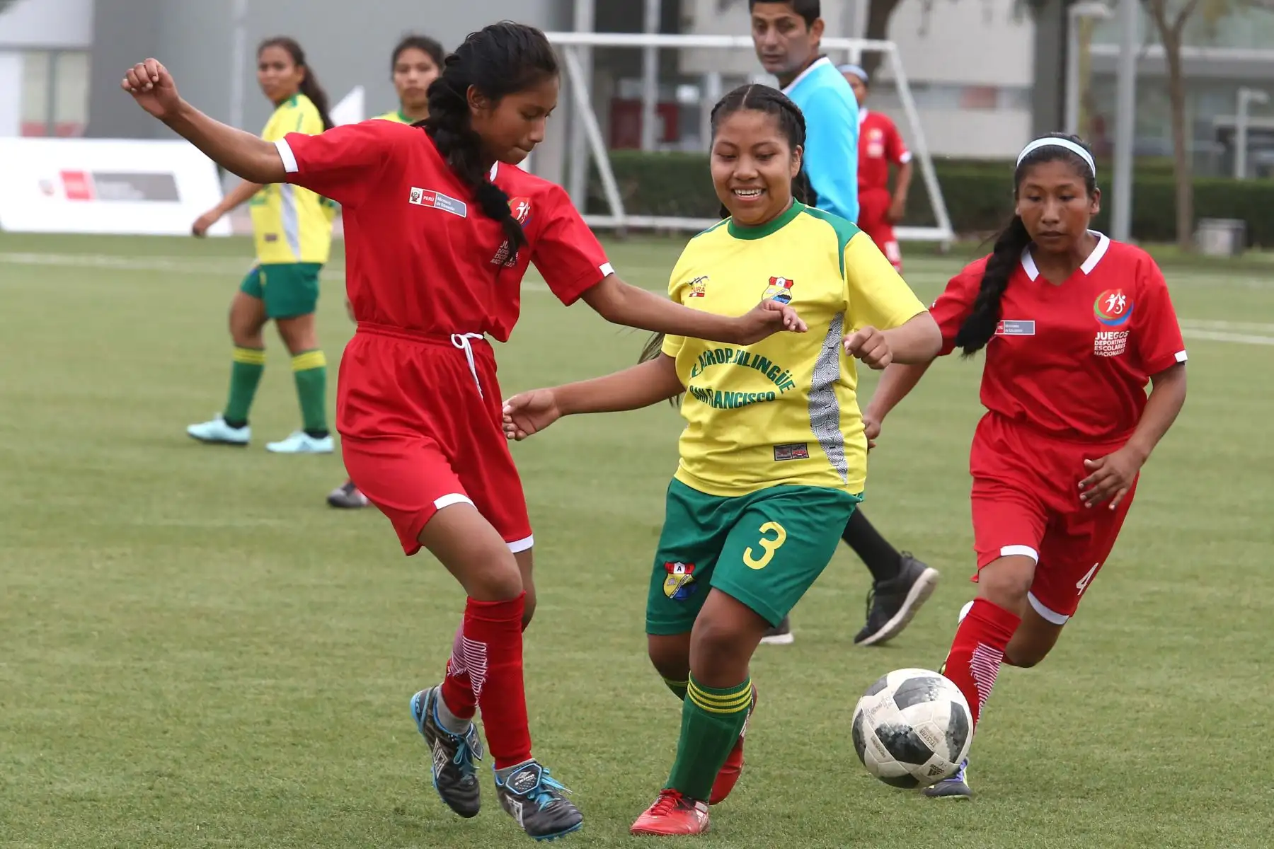 Escolares de Awajun de Amazonas se enfrenta a Iris Cauper Agustin de Shipibo Conibo de Ucayaly durante el campeonato de Fútbol C Damas Pueblos originarios por los Juegos Deportivos Escolares Nacionales en la Upc de Chorrillos. Foto: ANDINA/Vidal Tarqui