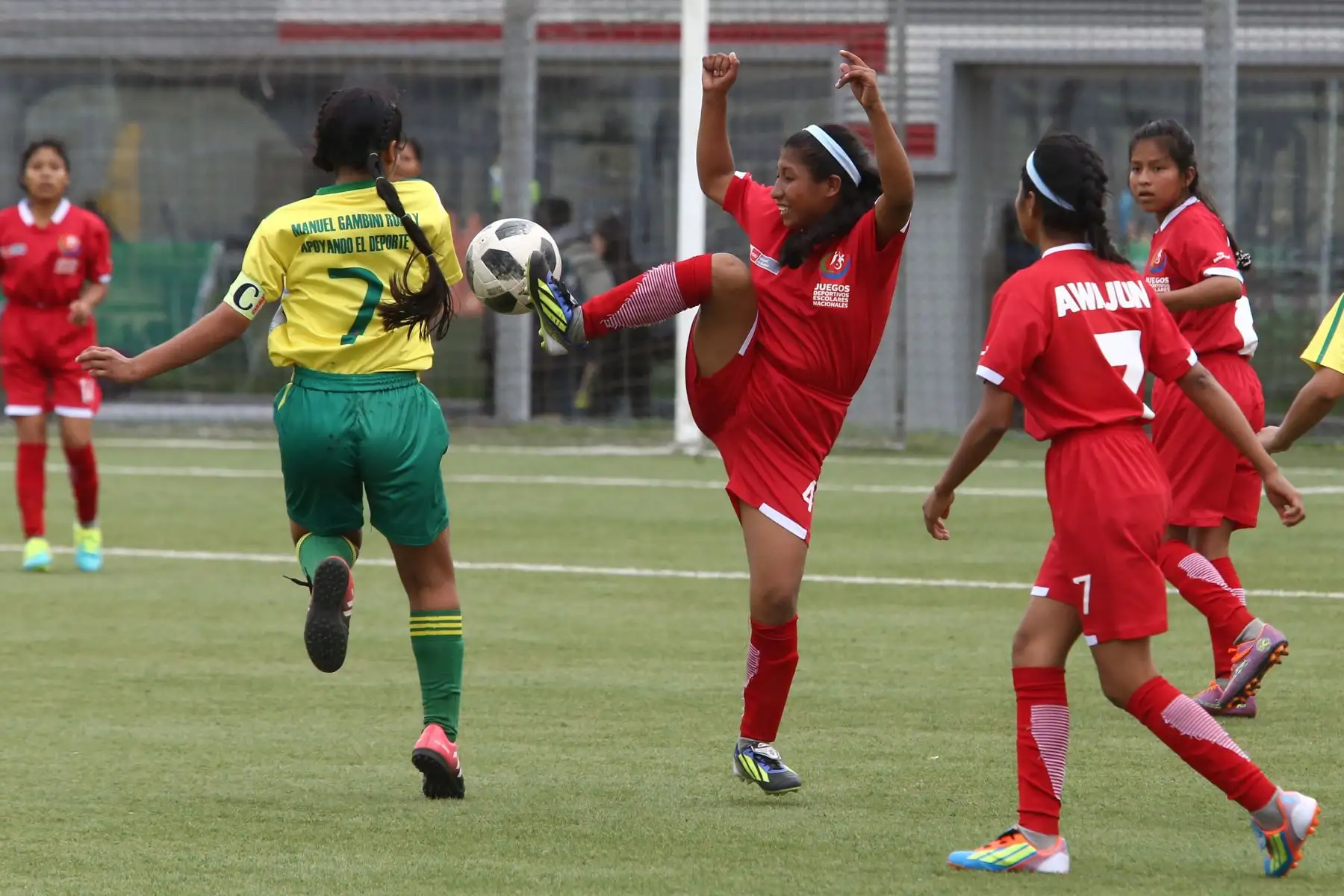 Escolares Sonia Tsamajain Anag de Awajun de Amazonas,se enfrenta a Sofy Yui Barbaran de Shipibo Conibo de Ucayaly durante el campeonato de Fútbol C Damas Pueblos originarios por los Juegos Deportivos Escolares Nacionales en la Upc de Chorrillos. Foto: ANDINA/Vidal Tarqui
