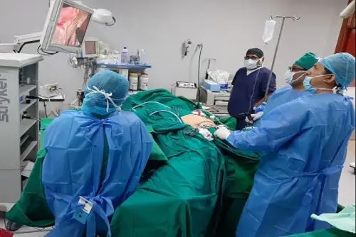 El Seguro Social de Salud (EsSalud) puso en marcha una jornada de desembalse de cirugías de extracción de vesícula a pacientes asegurados de la Red Asistencial Madre de Dios que presentan cálculos biliares y que se encuentran en lista de espera quirúrgica.