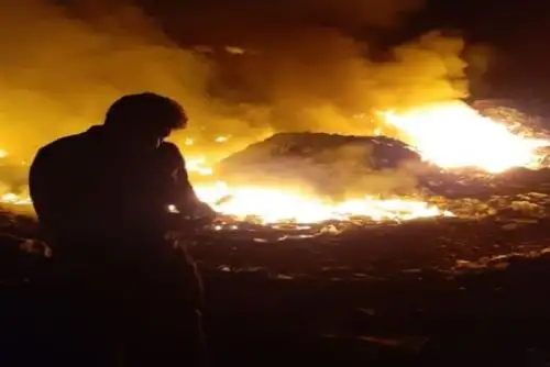 El humo del dantesco incendio que se desató anoche en el botadero informal de basura, ubicado en el límite de los distritos de Chimbote y Coishco, en la región Áncash, afectaron a los moradores de los pueblos cercanos de este lugar; informaron las autoridades locales.