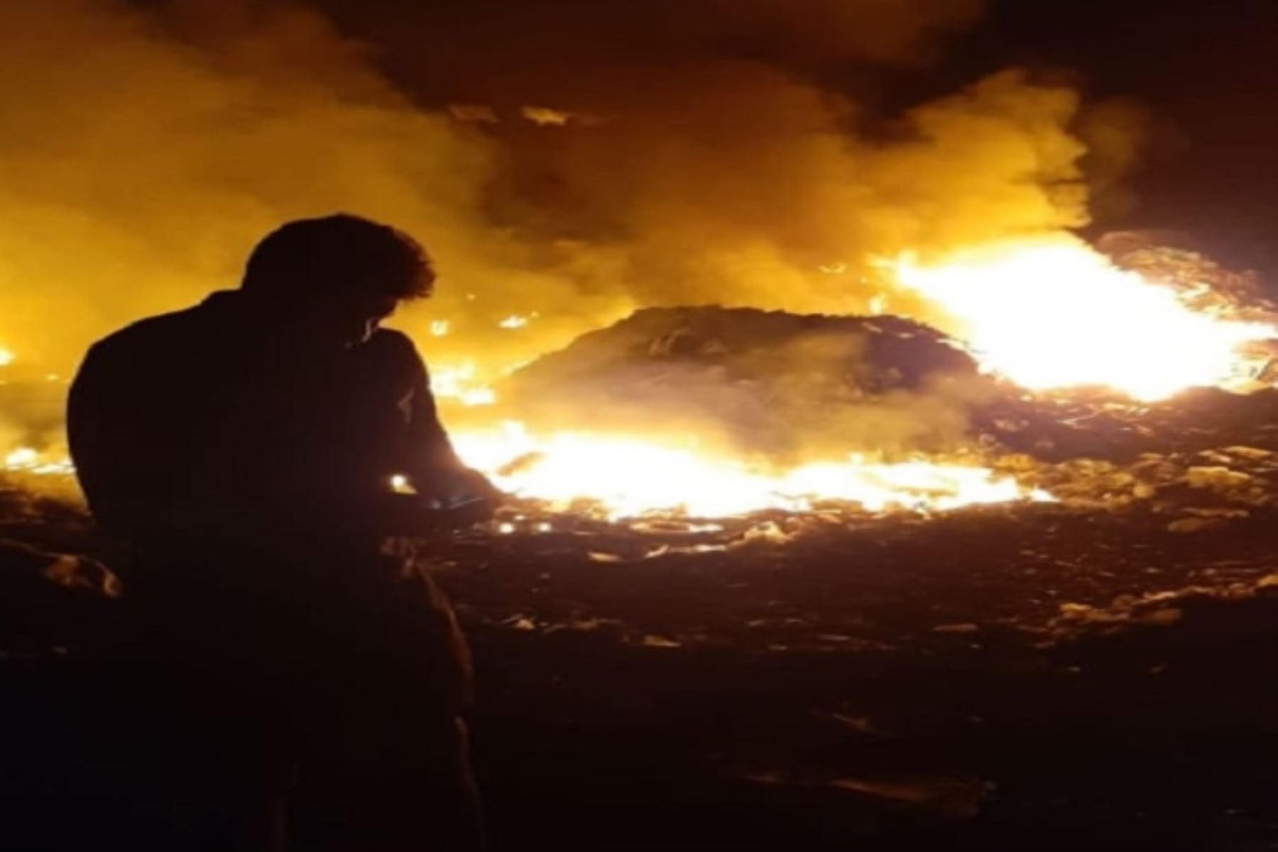 El humo del dantesco incendio que se desató anoche en el botadero informal de basura, ubicado en el límite de los distritos de Chimbote y Coishco, en la región Áncash, afectaron a los moradores de los pueblos cercanos de este lugar; informaron las autoridades locales.