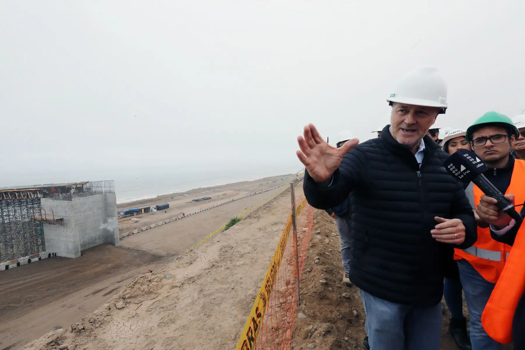 El alcalde de Lima, Jorge Muñoz supervisa el avance de obras en el tramo de la av. Rafael Escardó – jirón Virú en la Costa Verde .Foto: ANDINA/Norman Córdova
