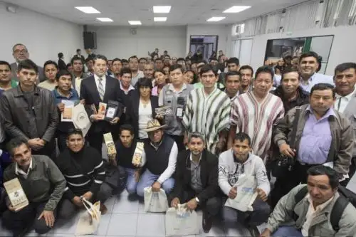 Productores del Vraem firman convenios con Devida para mejorar su producción de cacao y café.