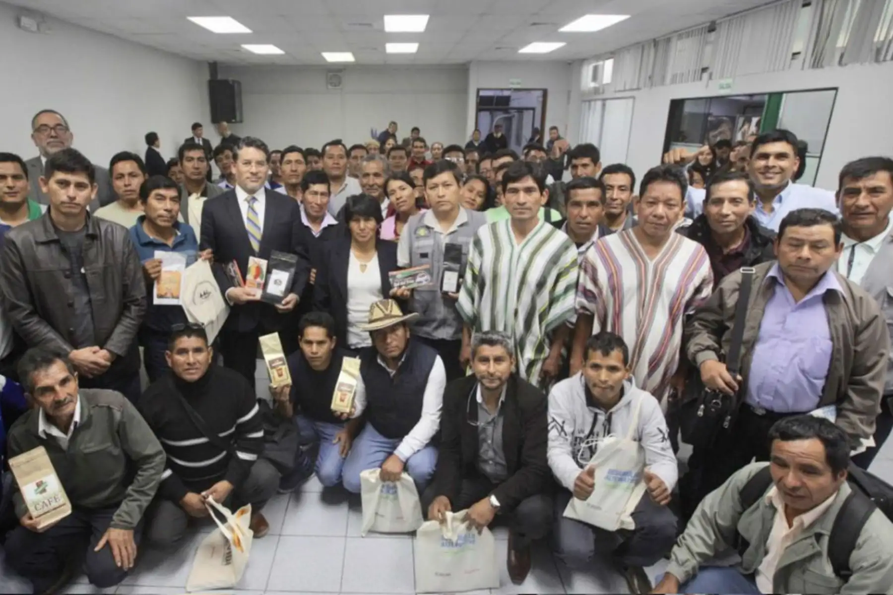 Productores del Vraem firman convenios con Devida para mejorar su producción de cacao y café.
