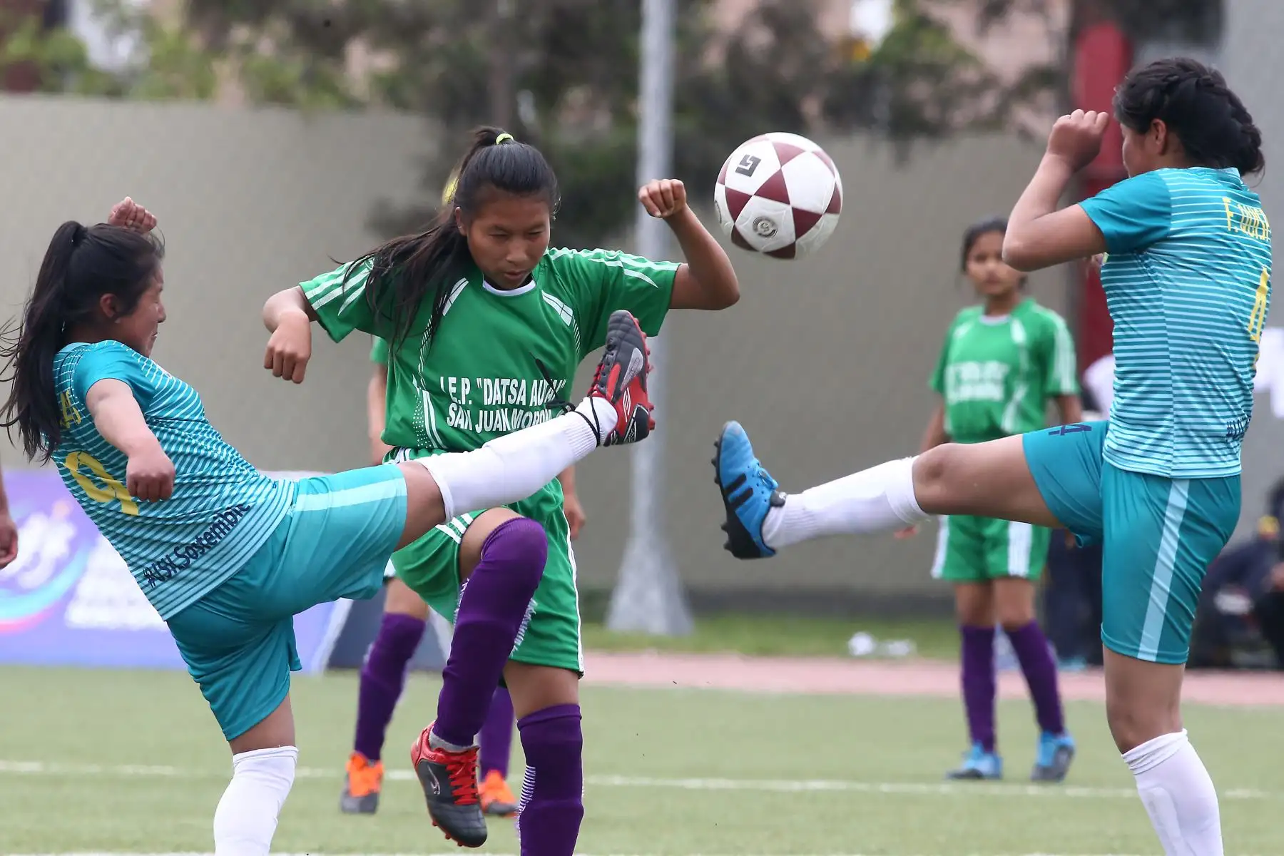 Escolares quechua Collao de Cusco con Wampis de Loreto  durante el campeonato de Fútbol C Damas Pueblos originarios por los Juegos Deportivos Escolares Nacionales en la Upc de Chorrillos. Foto: ANDINA/Vidal Tarqui