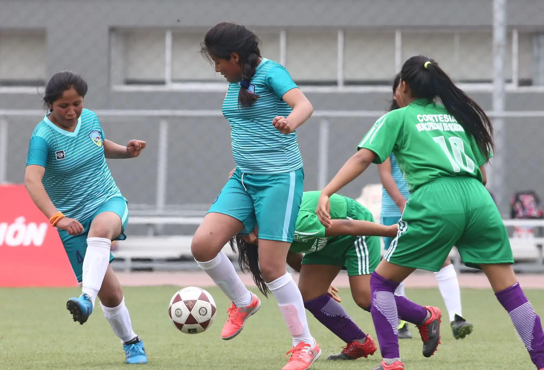 Escolares quechua Collao de Cusco con Wampis de Loreto  durante el campeonato de Fútbol C Damas Pueblos originarios por los Juegos Deportivos Escolares Nacionales en la Upc de Chorrillos. Foto: ANDINA/Vidal Tarqui