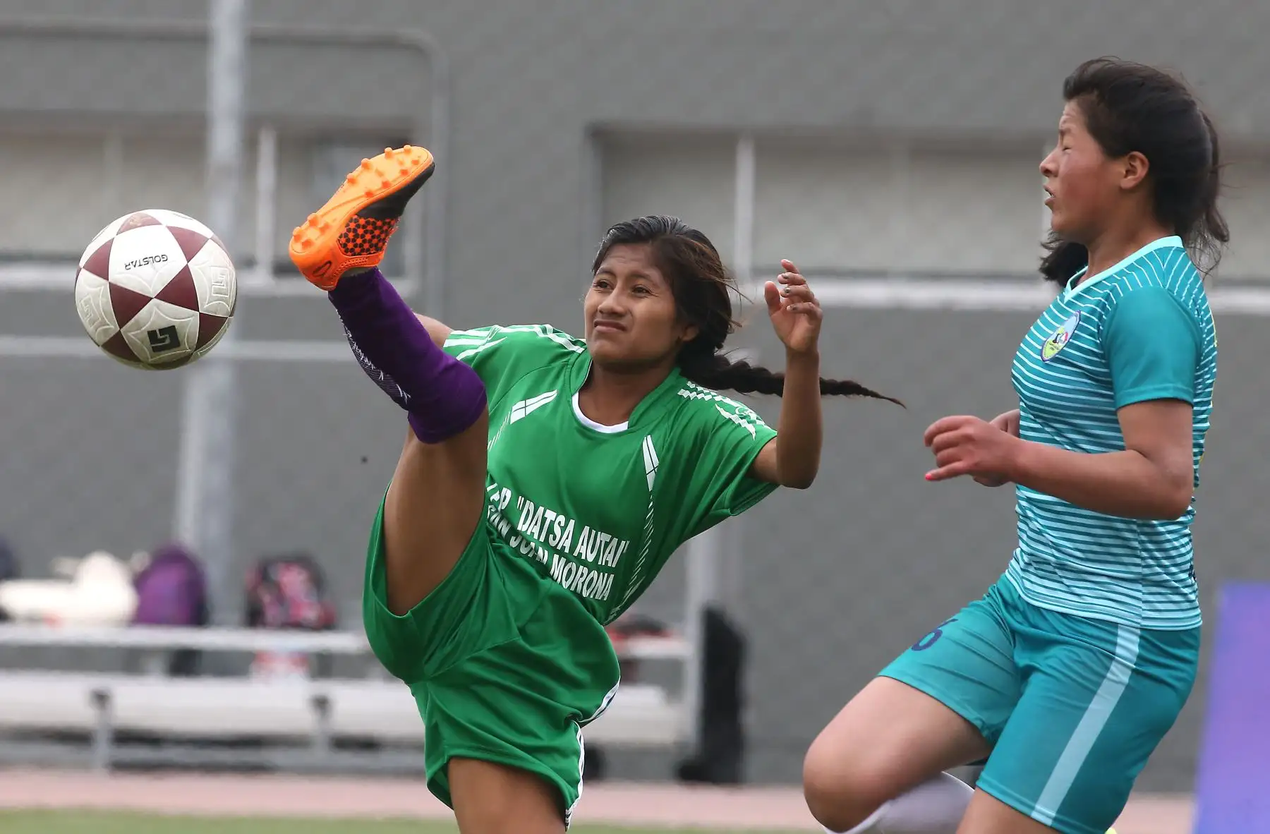 Escolares quechua Collao de Cusco con Wampis de Loreto  durante el campeonato de Fútbol C Damas Pueblos originarios por los Juegos Deportivos Escolares Nacionales en la Upc de Chorrillos. Foto: ANDINA/Vidal Tarqui