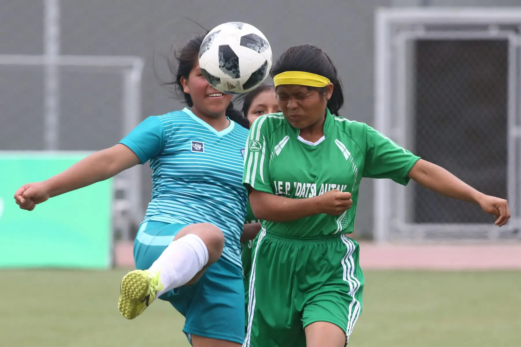 Escolares quechua Collao de Cusco con Wampis de Loreto  durante el campeonato de Fútbol C Damas Pueblos originarios por los Juegos Deportivos Escolares Nacionales en la Upc de Chorrillos. Foto: ANDINA/Vidal Tarqui