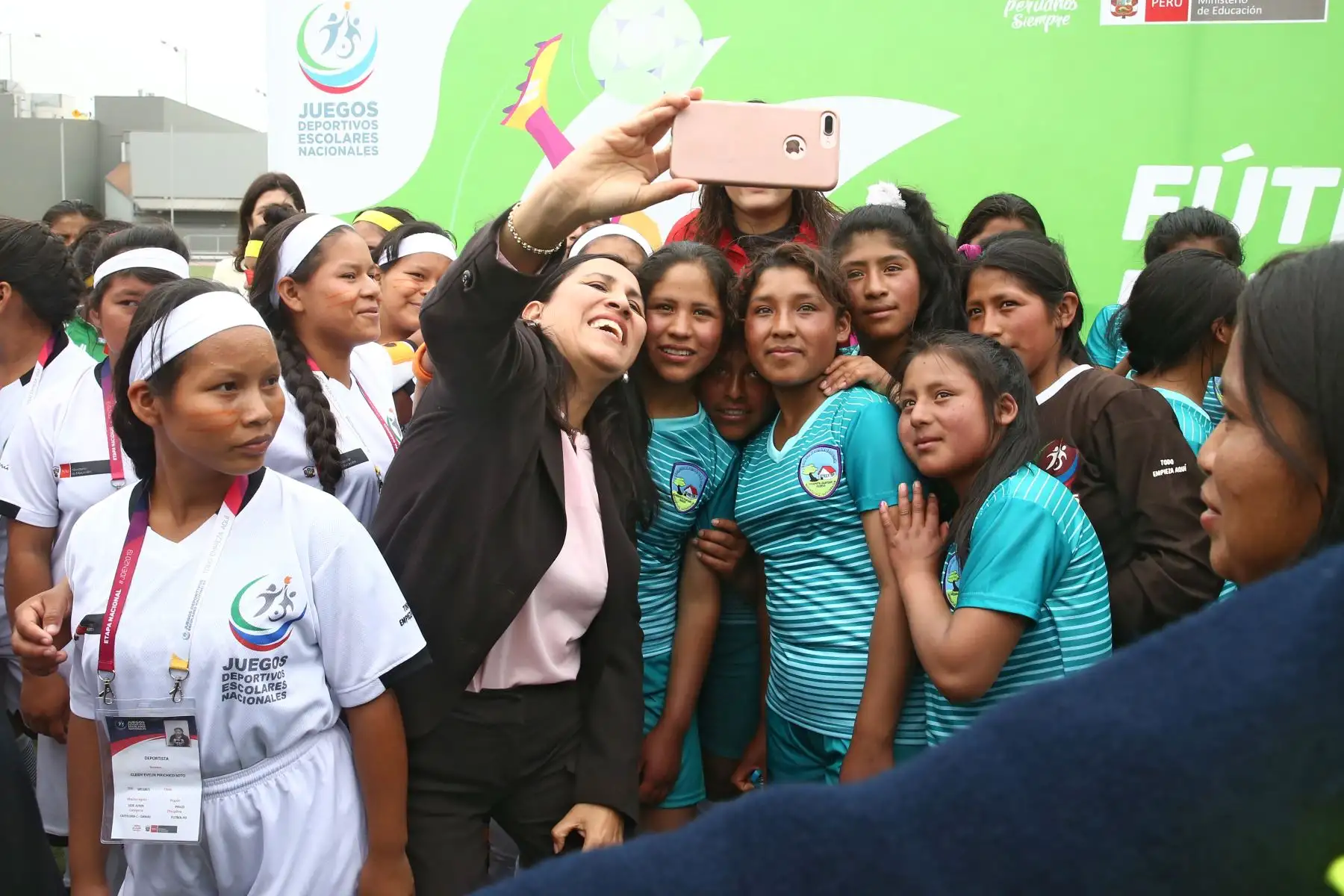Ministra de Educación Flor Pablo visita a los equipos de fútbol de damas de los pueblos originarios. Foto: ANDINA/Vidal Tarqui