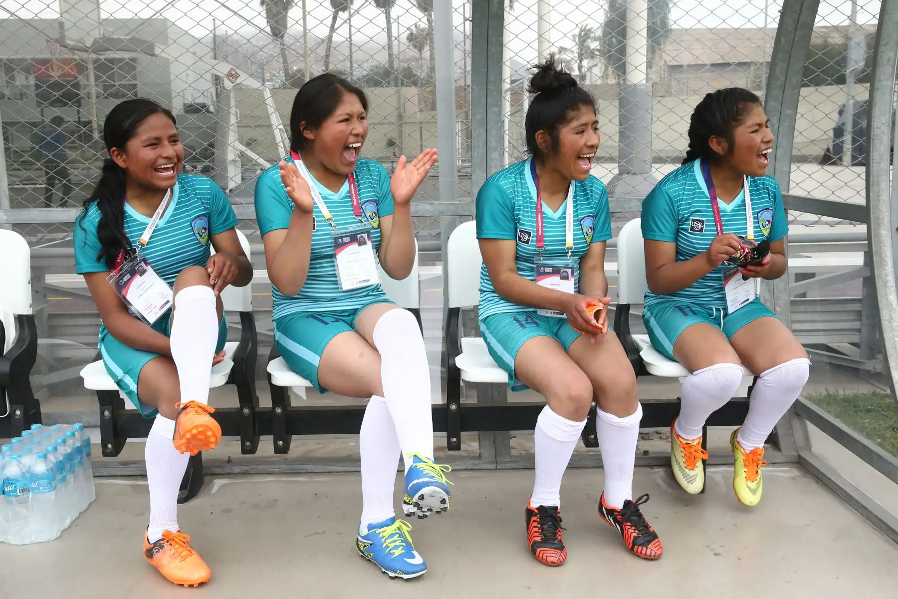 Escolares quechua Collao de Cusco con Wampis de Loreto  durante el campeonato de Fútbol C Damas Pueblos originarios por los Juegos Deportivos Escolares Nacionales en la Upc de Chorrillos. Foto: ANDINA/Vidal Tarqui