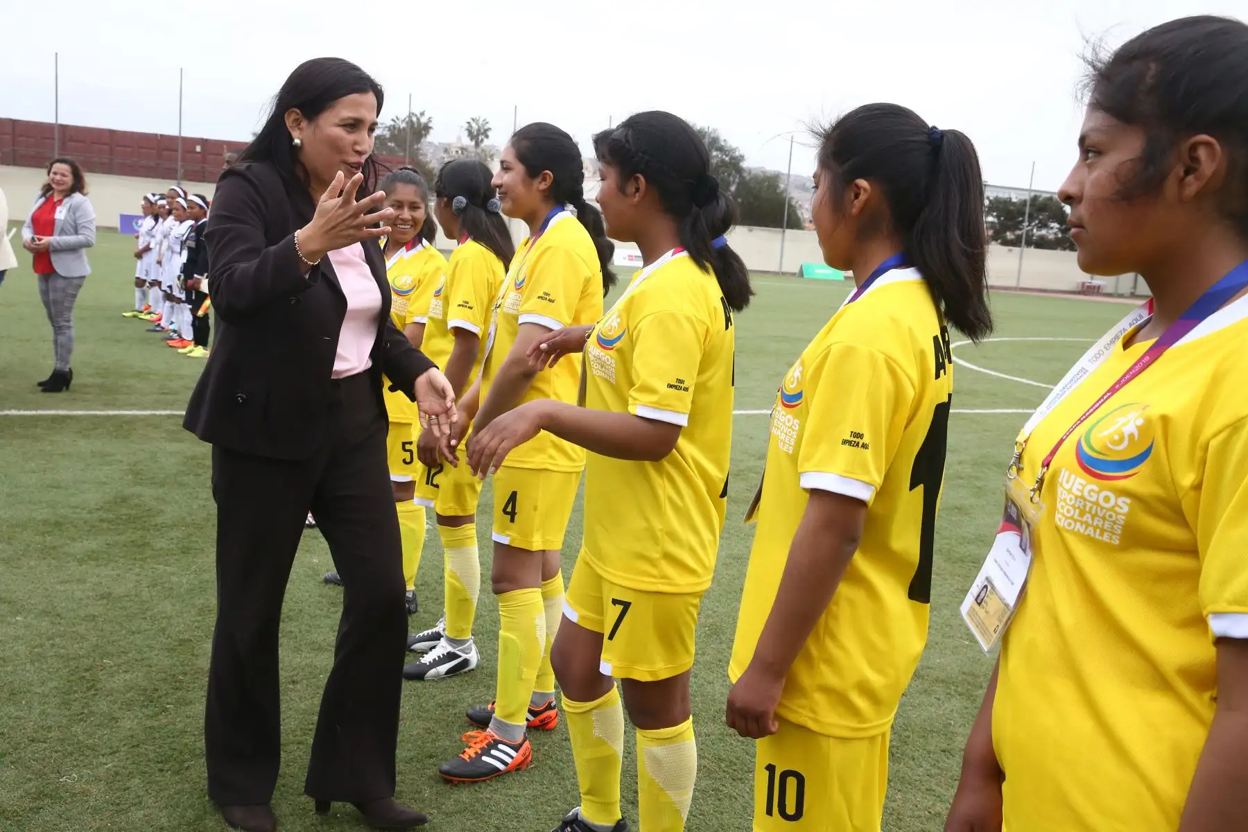 Ministra de Educación Flor Pablo visita a los equipos de fútbol de damas de los pueblos originarios. Foto: ANDINA/Vidal Tarqui