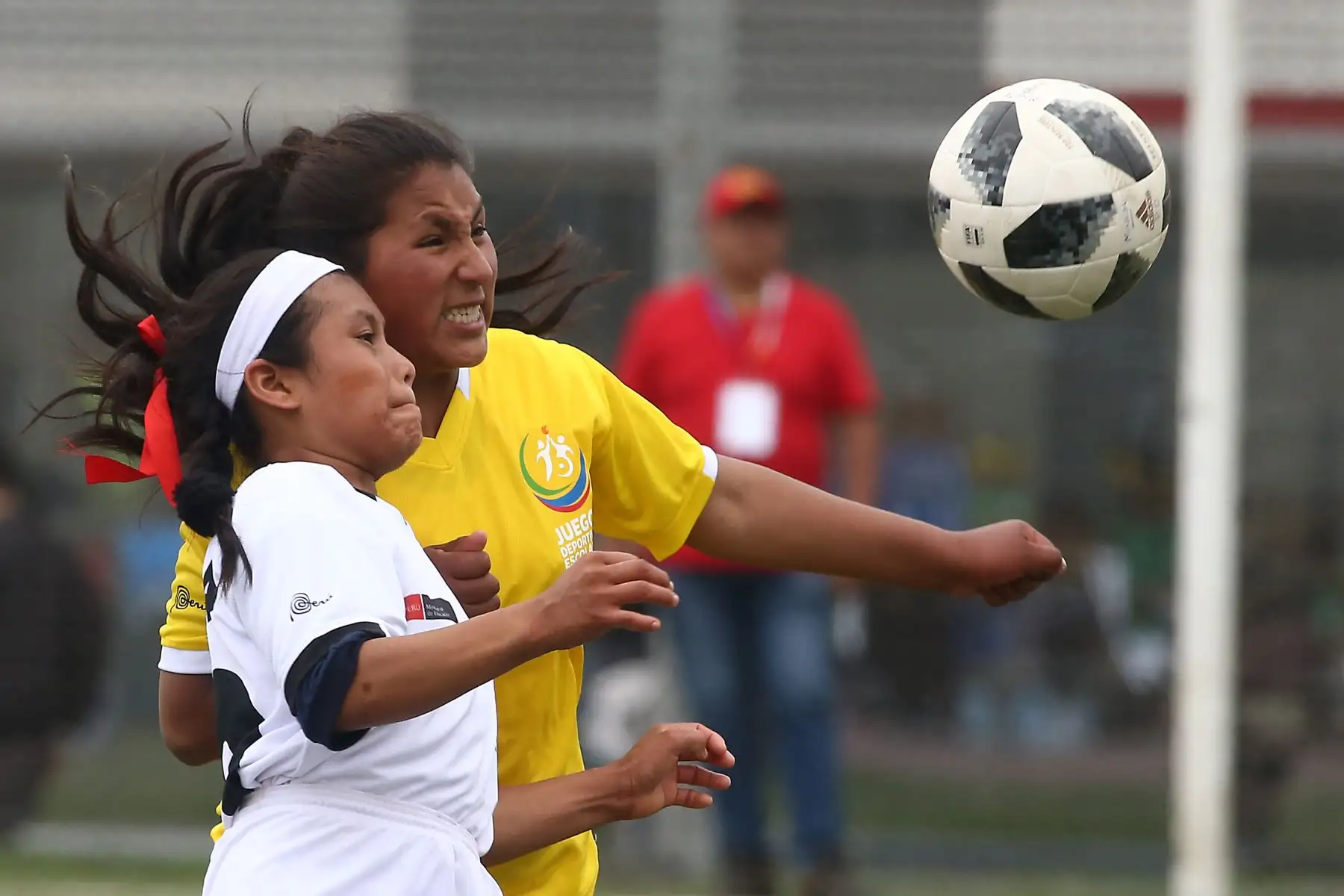 Escolares quechua Collao de Cusco con Ashaninka de Pasco  durante el campeonato de Fútbol C Damas Pueblos originarios por los Juegos Deportivos Escolares Nacionales en la Upc de Chorrillos. Foto: ANDINA/Vidal Tarqui