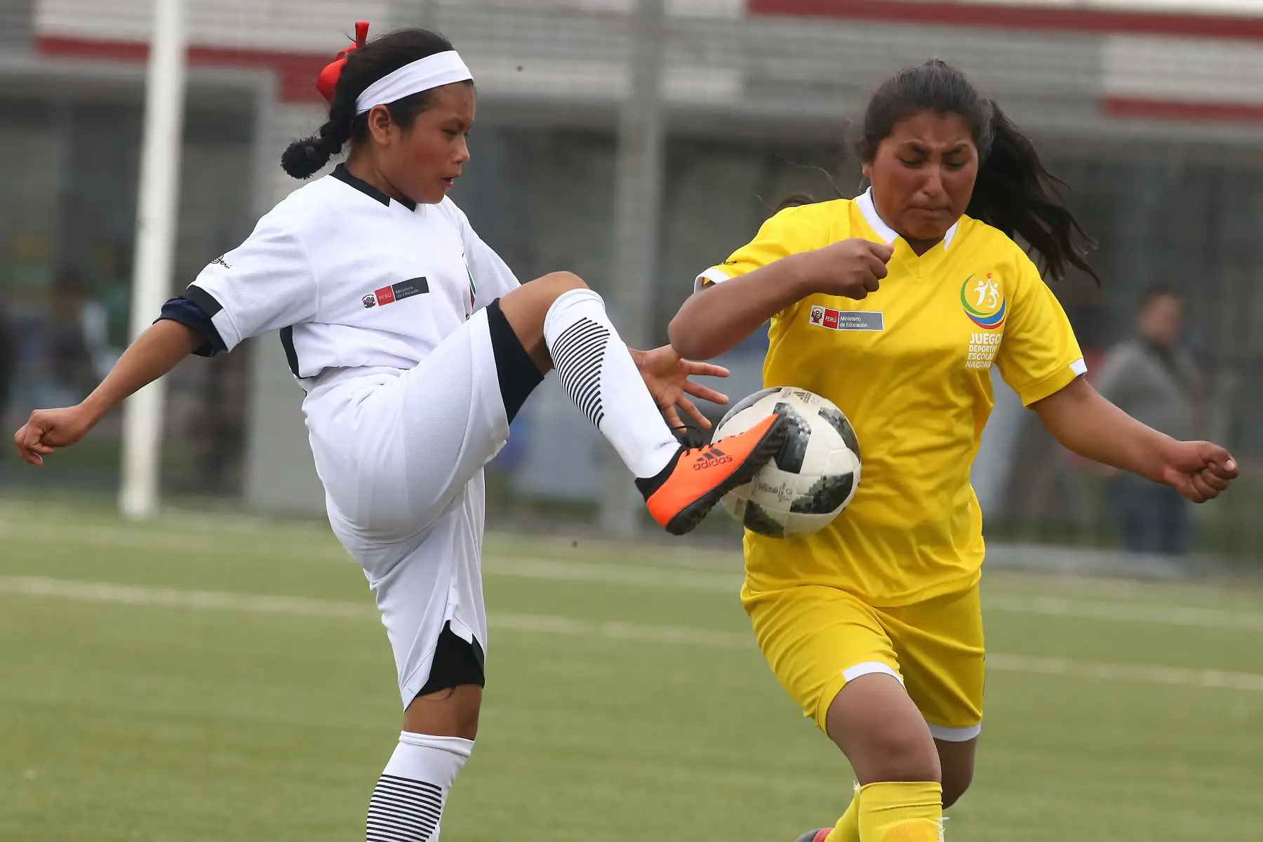 Escolares quechua Collao de Cusco con Ashaninka de Pasco  durante el campeonato de Fútbol C Damas Pueblos originarios por los Juegos Deportivos Escolares Nacionales en la Upc de Chorrillos. Foto: ANDINA/Vidal Tarqui
