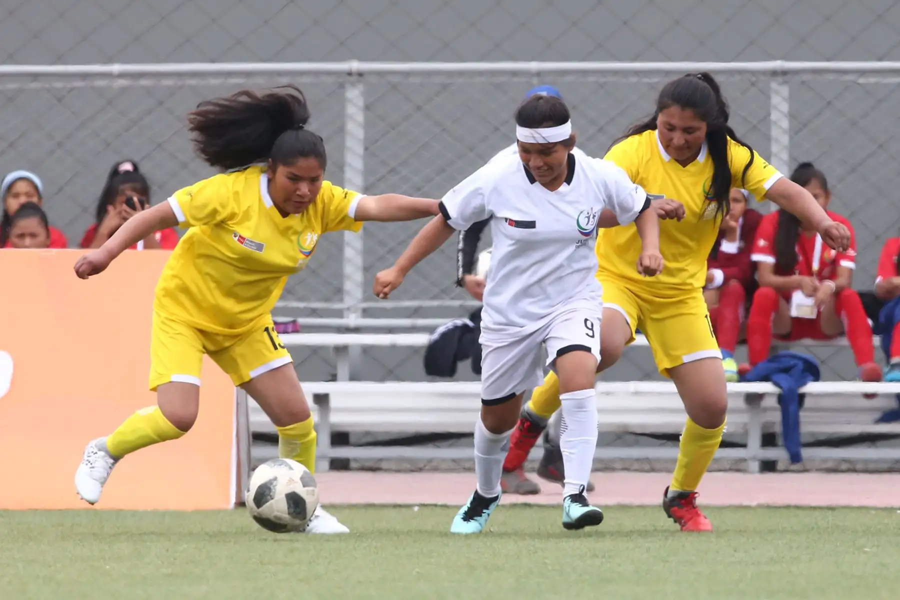 Escolares quechua Collao de Cusco con Ashaninka de Pasco  durante el campeonato de Fútbol C Damas Pueblos originarios por los Juegos Deportivos Escolares Nacionales en la Upc de Chorrillos. Foto: ANDINA/Vidal Tarqui