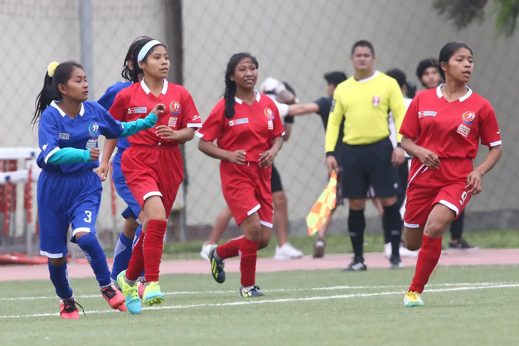 Escolares Awajun de Amazonas, se enfrenta a Shawi de Loreto durante el campeonato de Fútbol C Damas Pueblos originarios por los Juegos Deportivos Escolares Nacionales en la Upc de Chorrillos. Foto: ANDINA/Vidal Tarqui