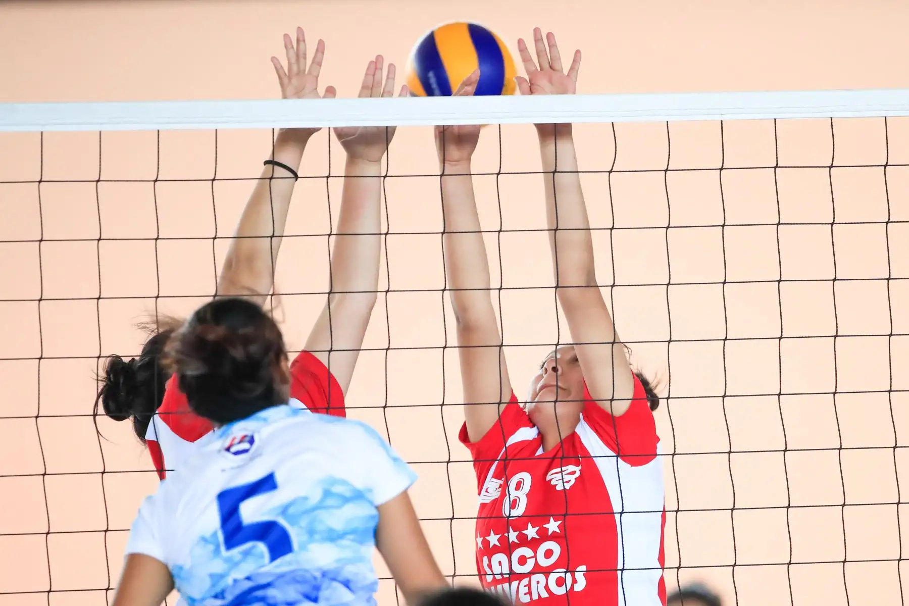 Cecilia Coscano, del colegio Saco Oliveros bloqueando el balón a Inés Castañeda del colegio Ofelia Velásquez de San Martín durante el partido de voley mujeres en el marco de los Juegos Deportivos Escolares Nacionales.

Foto: Andina/Juan Carlos Guzmán Negrini