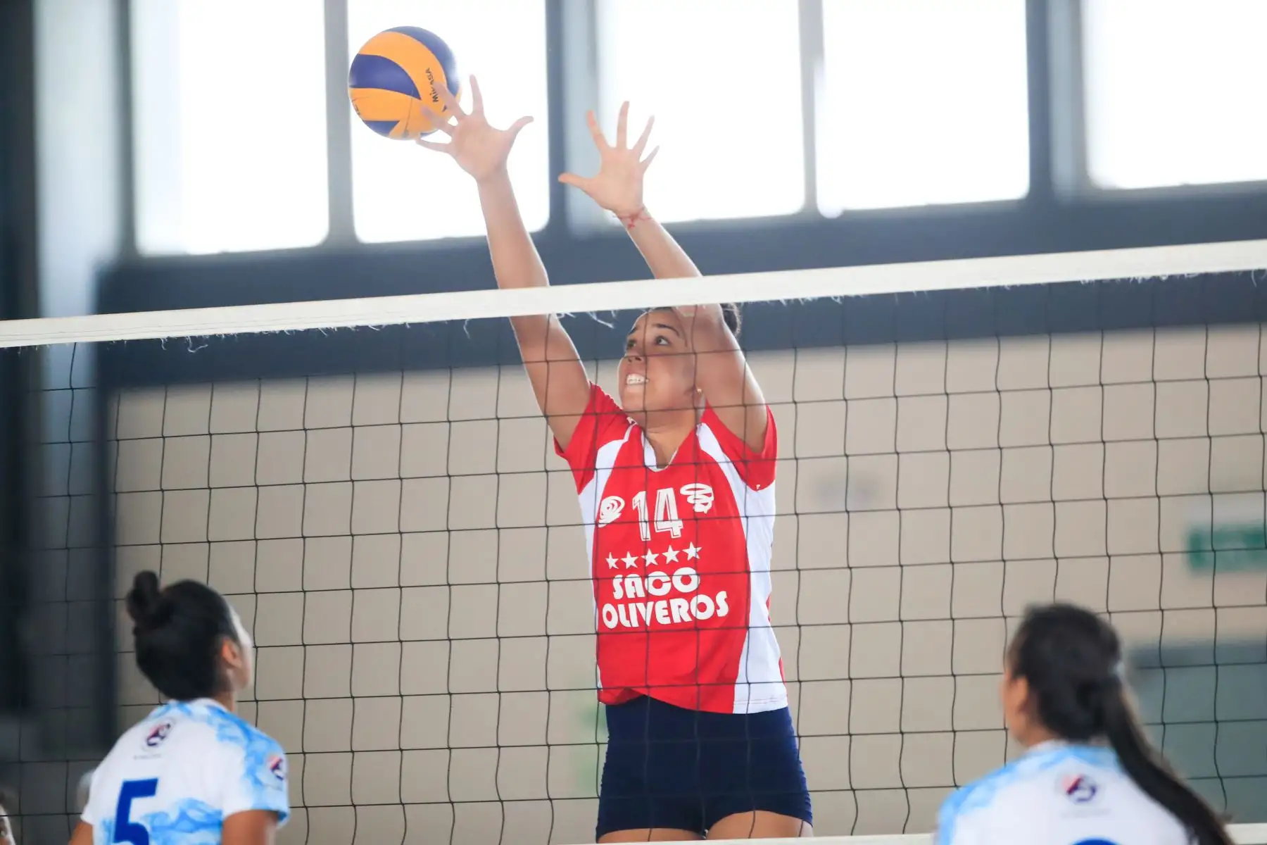 Sonia López, del colegio Saco Oliveros bloqueando el balón durante el partido de voley contra el colegio Ofelia Velásquez de San Martín en el marco de los Juegos Deportivos Escolares Nacionales.

Foto: Andina/Juan Carlos Guzmán Negrini