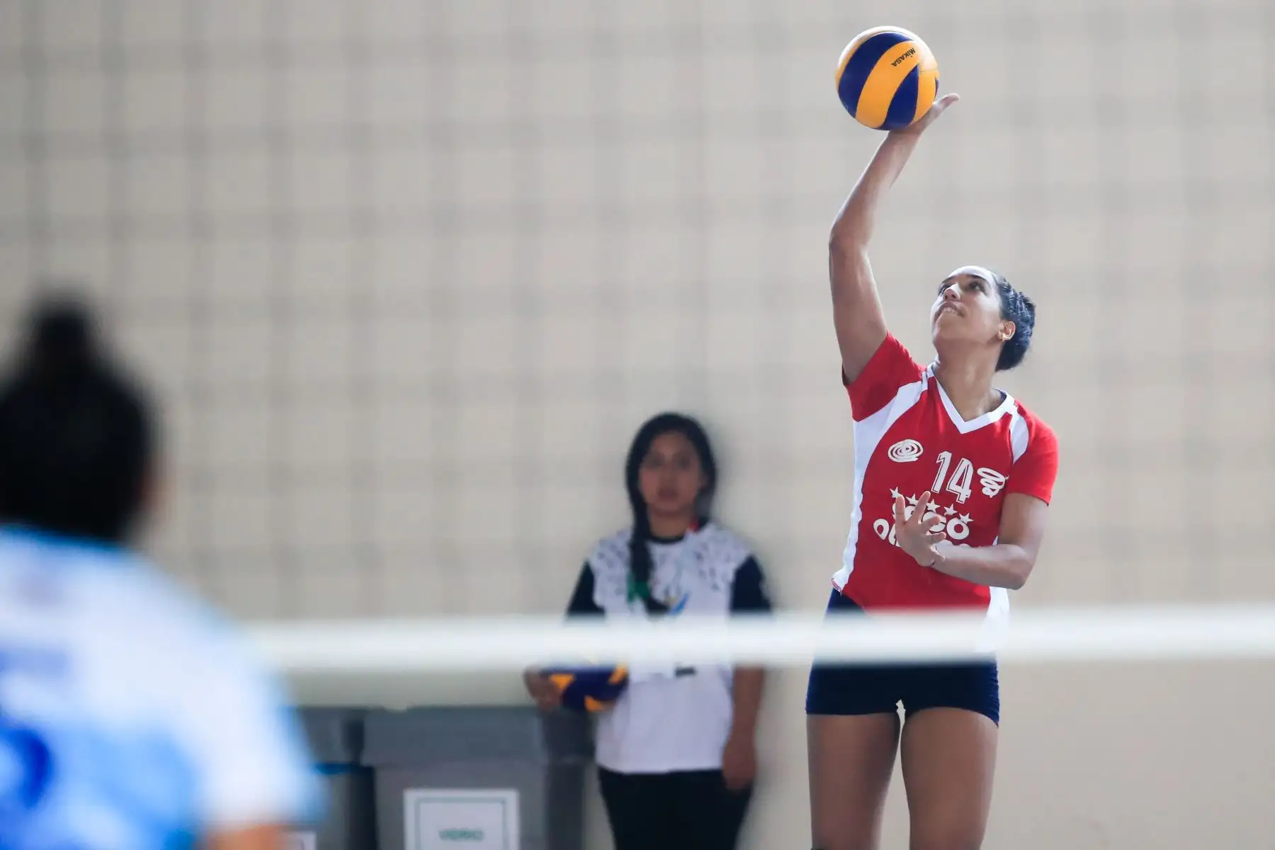 Sonia López, del colegio Saco Oliveros golpea el balón durante el partido de voley contra el colegio Ofelia Velásquez de San Martín en el marco de los Juegos Deportivos Escolares Nacionales.

Foto: Andina/Juan Carlos Guzmán Negrini