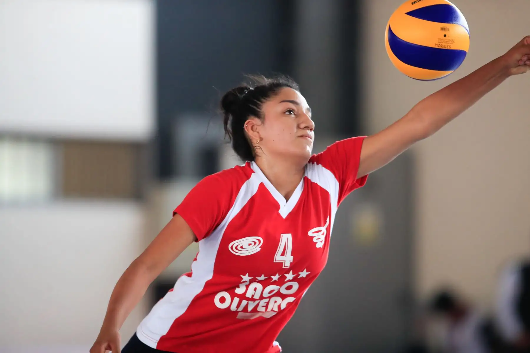 Alondra Alarcón, del colegio Saco Oliveros bloqueando el balón durante el partido de voley contra el colegio Ofelia Velásquez de San Martín en el marco de los Juegos Deportivos Escolares Nacionales.

Foto: Andina/Juan Carlos Guzmán Negrini