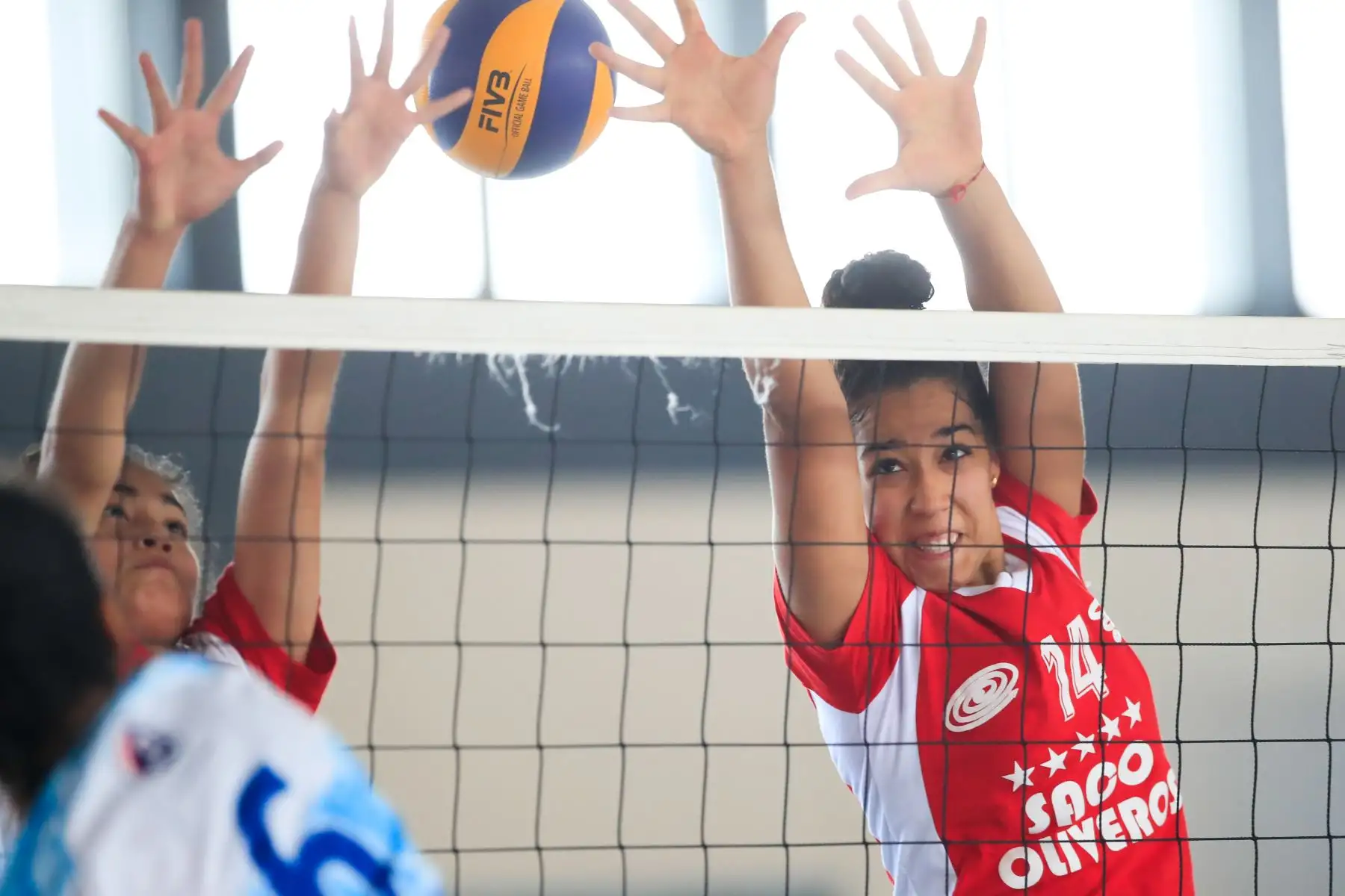 Sonia López, del colegio Saco Oliveros bloqueando el balón durante el partido de voley contra el colegio Ofelia Velásquez de San Martín en el marco de los Juegos Deportivos Escolares Nacionales.

Foto: Andina/Juan Carlos Guzmán Negrini