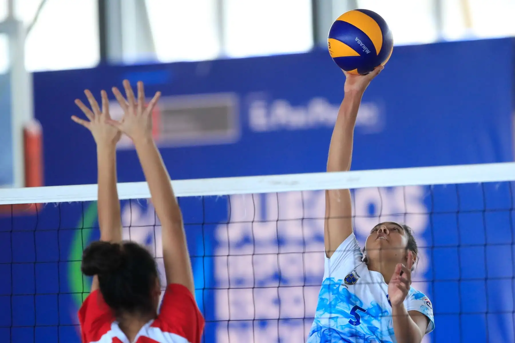 Ana Díaz, del colegio Ofelia Velásquez de San Martín en acción durante el partido de voley contra el colegio Saco Oliveros de Lima en el marco de los Juegos Deportivos Escolares Nacionales.

Foto: Andina/Juan Carlos Guzmán Negrini