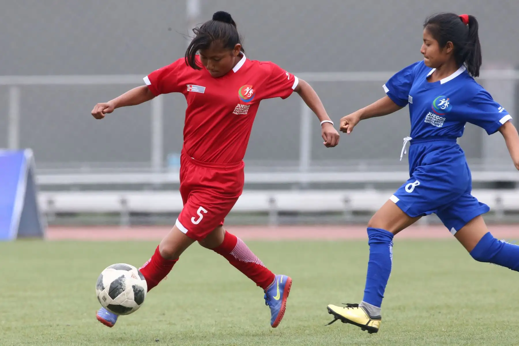 Escolares Awajun de Amazonas, se enfrenta a Shawi de Loreto durante el campeonato de Fútbol C Damas Pueblos originarios por los Juegos Deportivos Escolares Nacionales en la Upc de Chorrillos. Foto: ANDINA/Vidal Tarqui