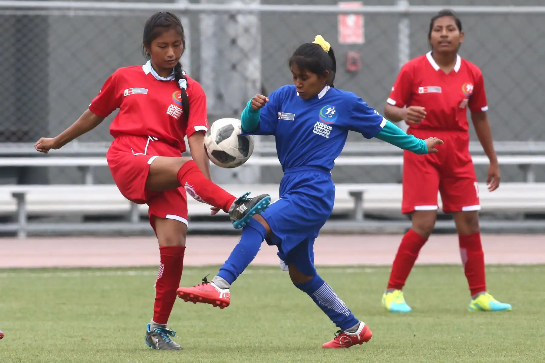 Escolares Awajun de Amazonas, se enfrenta a Shawi de Loreto durante el campeonato de Fútbol C Damas Pueblos originarios por los Juegos Deportivos Escolares Nacionales en la Upc de Chorrillos. Foto: ANDINA/Vidal Tarqui