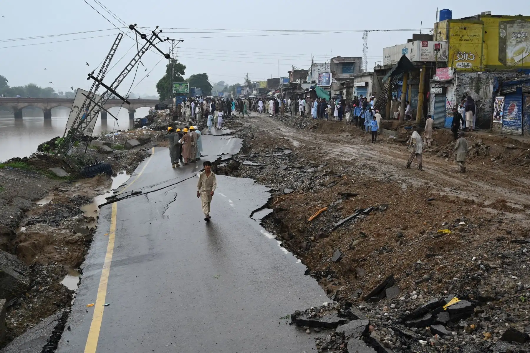 Carreteras muy dañadas y edificios derrumbados en las afueras de Mirpur en Pakistán. Foto: AFP