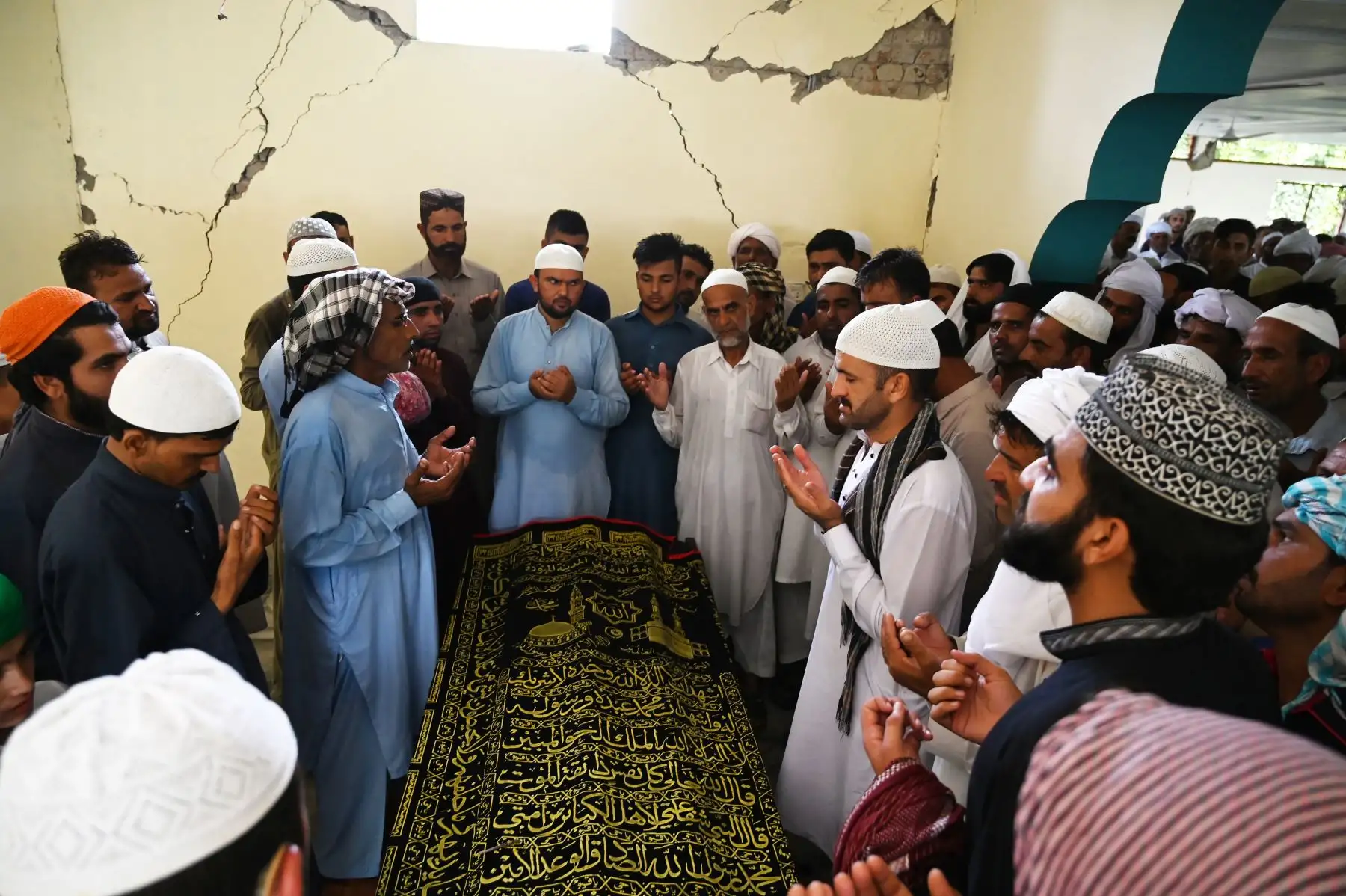 Los dolientes ofrecen oraciones por una víctima del terremoto durante un funeral en las afueras de Mirpur. Foto: AFP
