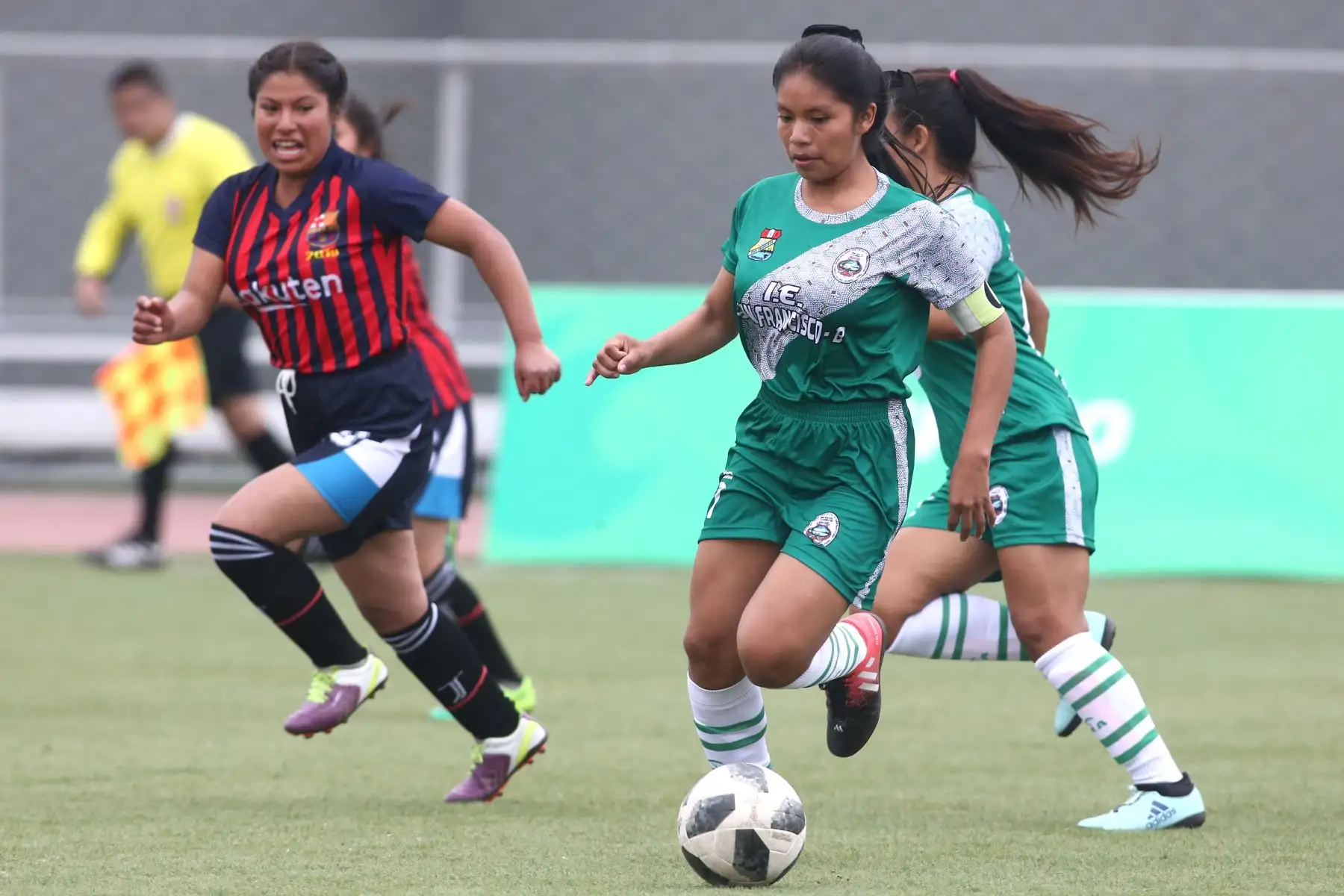 Escolares Shipibo conibo de Ucayali, se enfrenta con Quechua Huanta de Ayacucho durante el campeonato de Fútbol C Damas Pueblos originarios por los Juegos Deportivos Escolares Nacionales en la UPC de Chorrillos. Foto: ANDINA/Vidal Tarqui