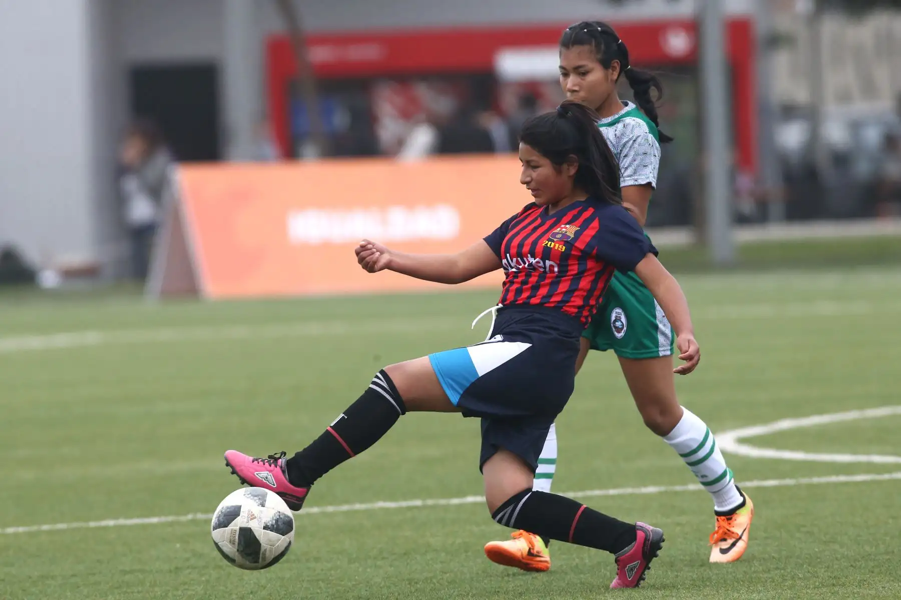 Escolares Shipibo conibo de Ucayali, se enfrenta con Quechua Huanta de Ayacucho durante el campeonato de Fútbol C Damas Pueblos originarios por los Juegos Deportivos Escolares Nacionales en la UPC de Chorrillos. Foto: ANDINA/Vidal Tarqui