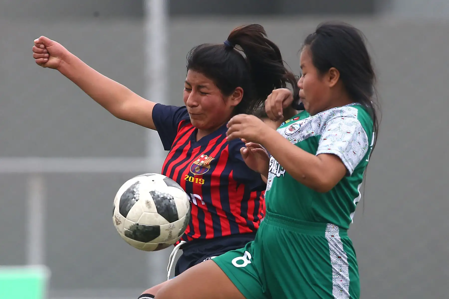 Escolares Shipibo conibo de Ucayali, se enfrenta con Quechua Huanta de Ayacucho durante el campeonato de Fútbol C Damas Pueblos originarios por los Juegos Deportivos Escolares Nacionales en la UPC de Chorrillos. Foto: ANDINA/Vidal Tarqui