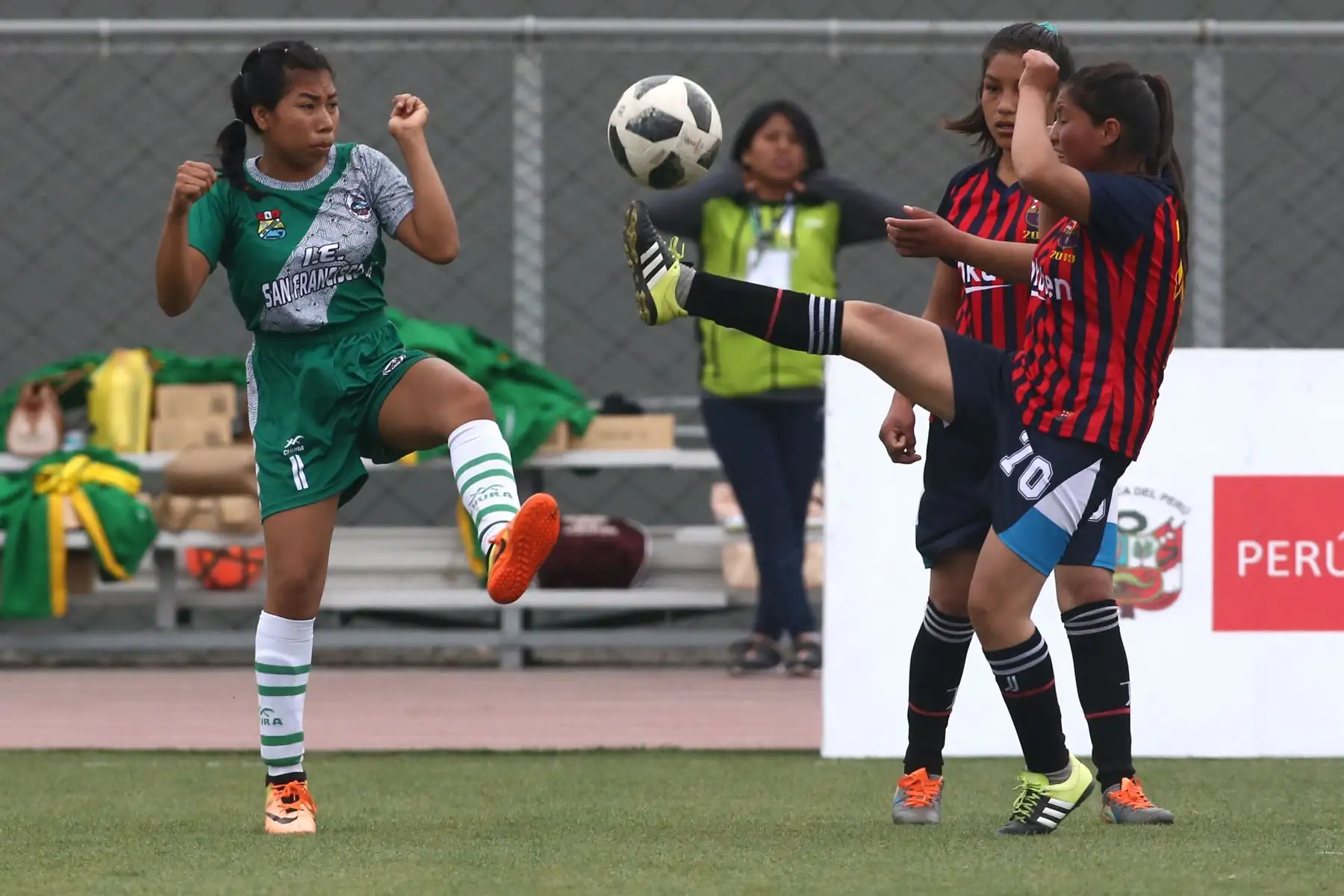 Escolares Shipibo conibo de Ucayali, se enfrenta con Quechua Huanta de Ayacucho durante el campeonato de Fútbol C Damas Pueblos originarios por los Juegos Deportivos Escolares Nacionales en la UPC de Chorrillos. Foto: ANDINA/Vidal Tarqui