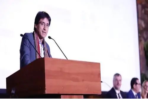 Al dar la bienvenida a los asistentes al Congreso Regional de Lenguas Indígenas para América Latina y el Caribe, en el Cusco, el gobernador regional Jean Paul Benavente, ratifico su defensa en que el quechua debe seguir siendo pentavocálico, tal como fue el legado de sus antepasados.