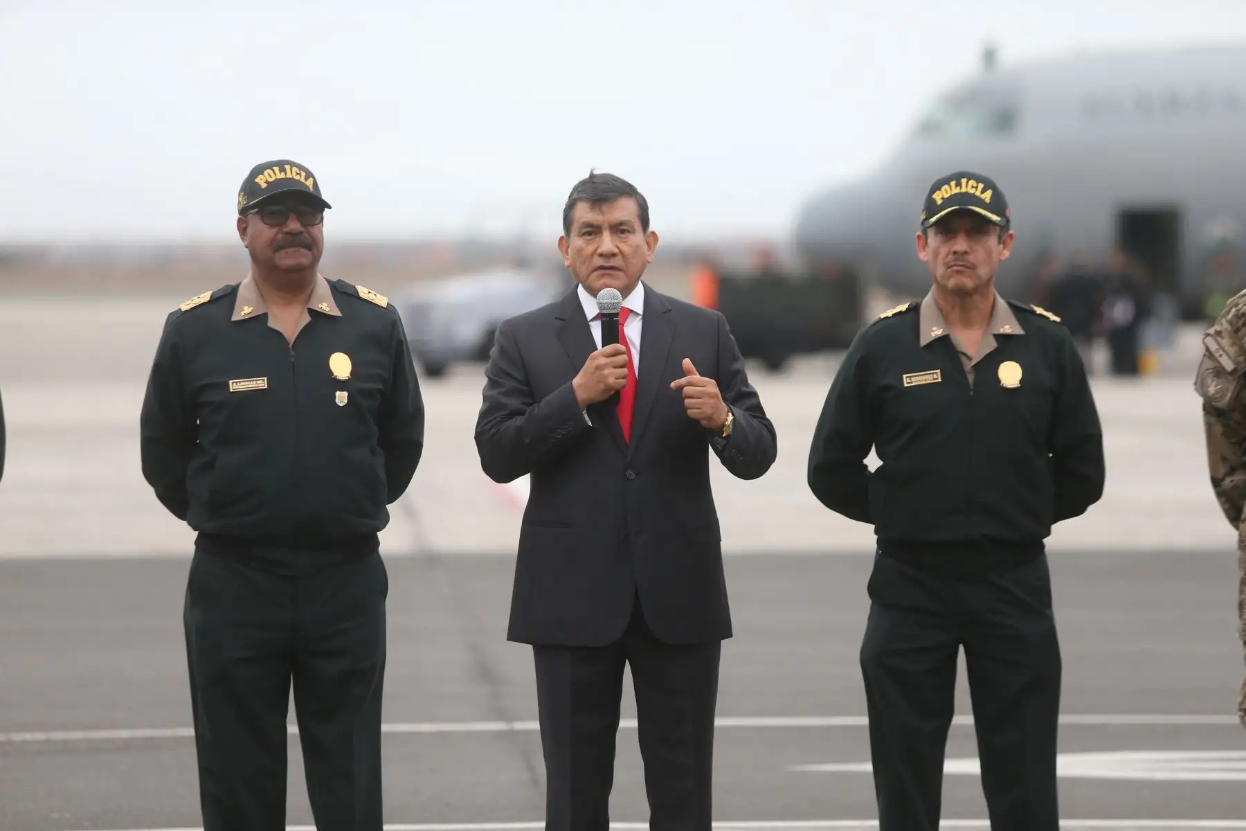 Ministro del Interior, Carlos Morán supervisa la expulsión de 50 ciudadanos de nacionalidad venezolana con antecedentes penales. 
Foto:ANDINA /Eddy Ramos