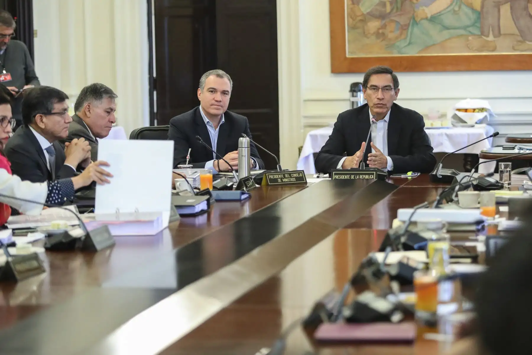 El presidente Martín Vizcarra lidera la sesión del Consejo de Ministros donde se abordan distintos aspectos referidos al destino del país.  
Foto: ANDINA/Prensa Presidencia