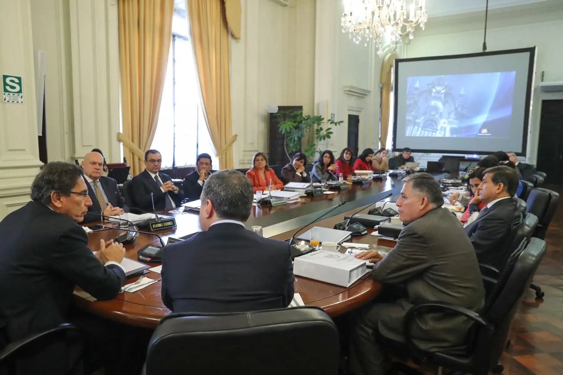 El presidente Martín Vizcarra lidera la sesión del Consejo de Ministros donde se abordan distintos aspectos referidos al destino del país.  
Foto: ANDINA/Prensa Presidencia