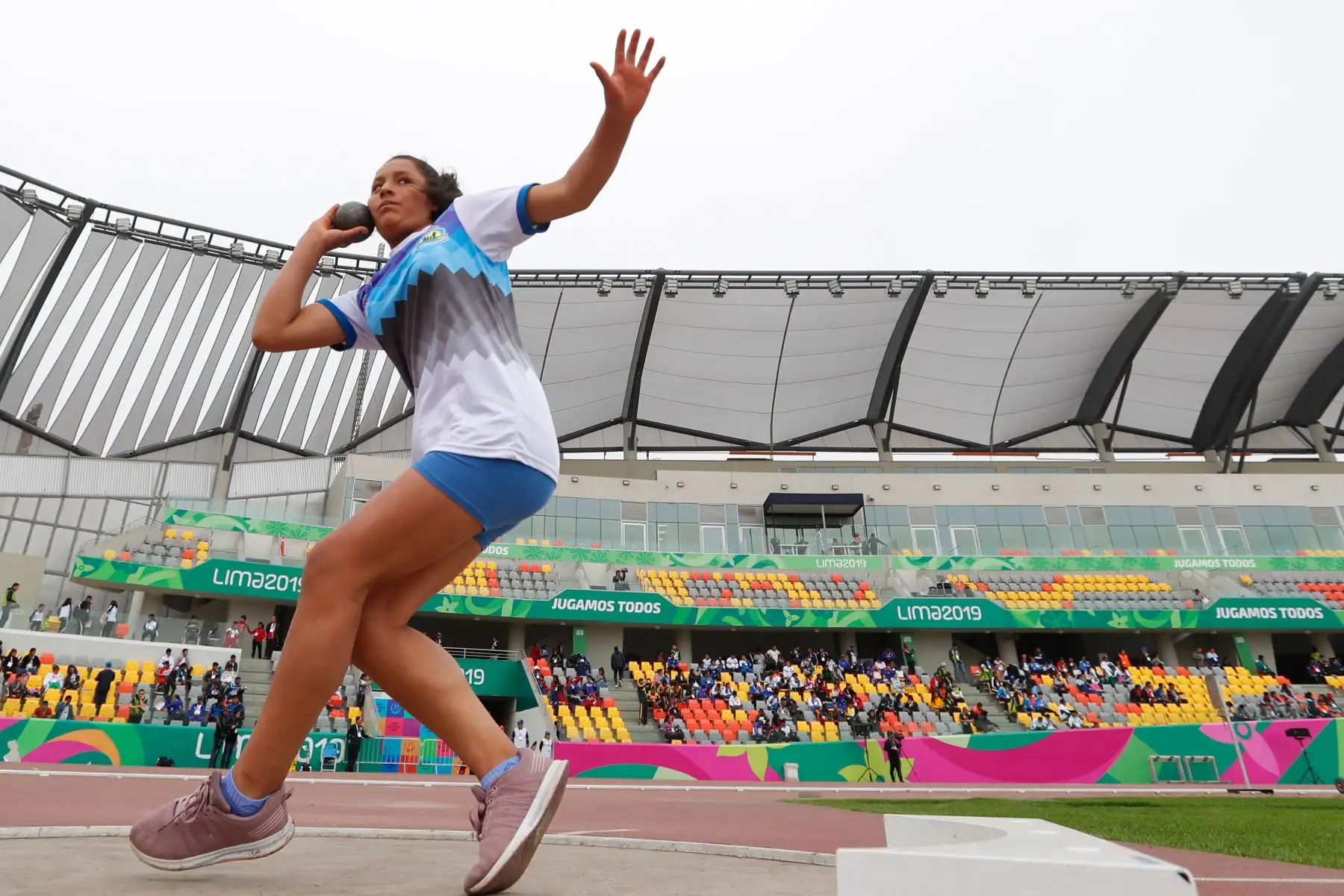 Escolares compiten durante las pruebas de Atletismo y ParaAtletismo por los Juegos Deportivos Escolares Nacionales en el Estadio atlético de la Videna. Foto:ANDINA/ Carlos Lezama