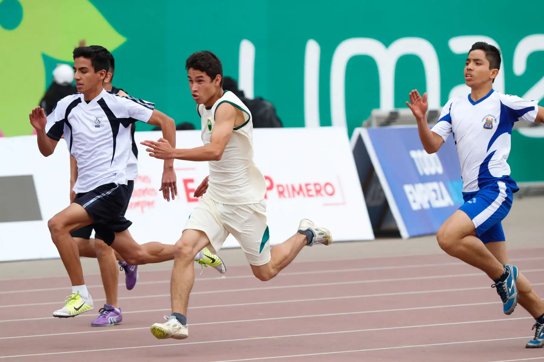Escolares compiten durante las pruebas de Atletismo y ParaAtletismo por los Juegos Deportivos Escolares Nacionales en el Estadio atlético de la Videna. Foto:ANDINA/ Carlos Lezama
