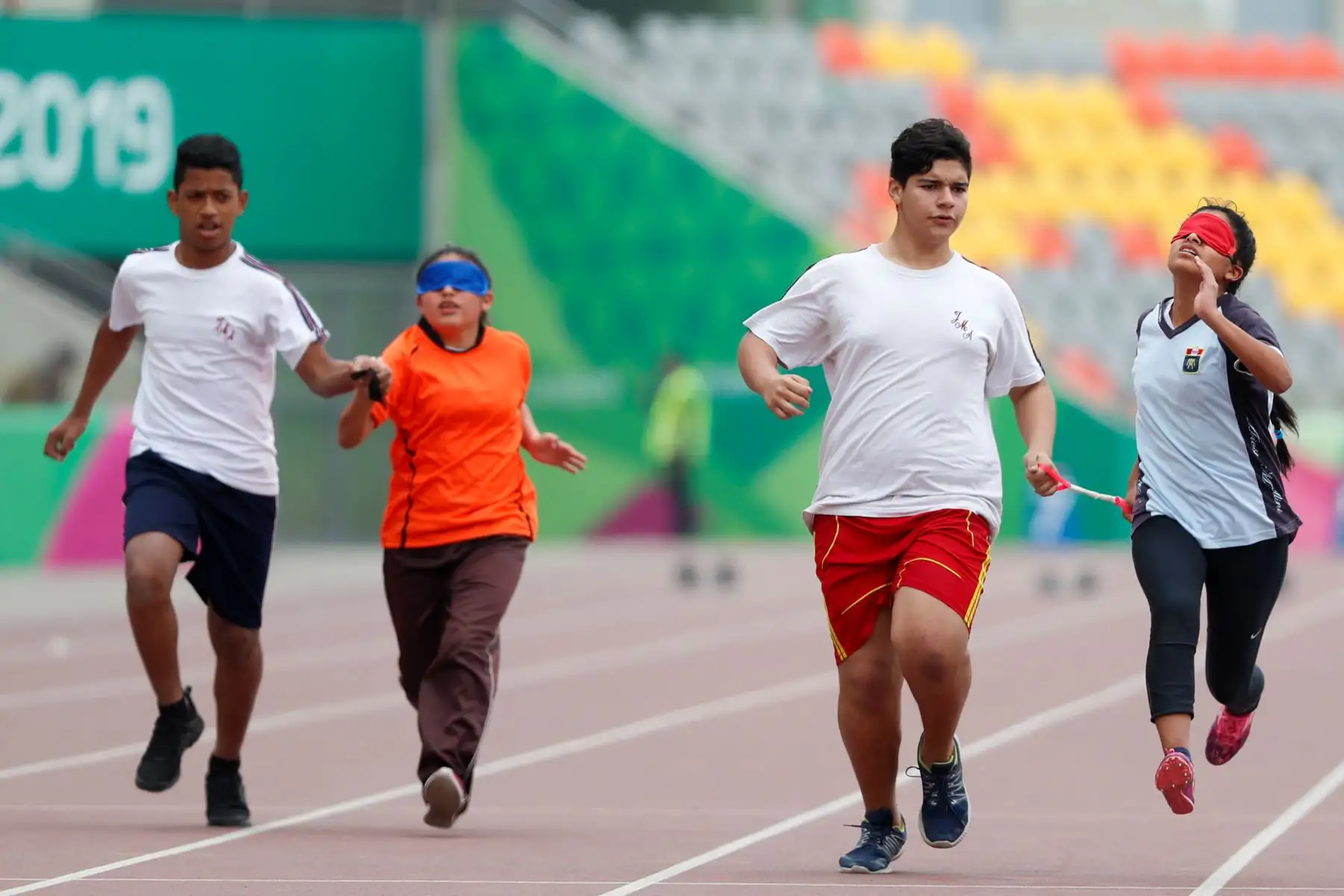 Escolares compiten durante las pruebas de Atletismo y ParaAtletismo por los Juegos Deportivos Escolares Nacionales en el Estadio atlético de la Videna. Foto:ANDINA/ Carlos Lezama