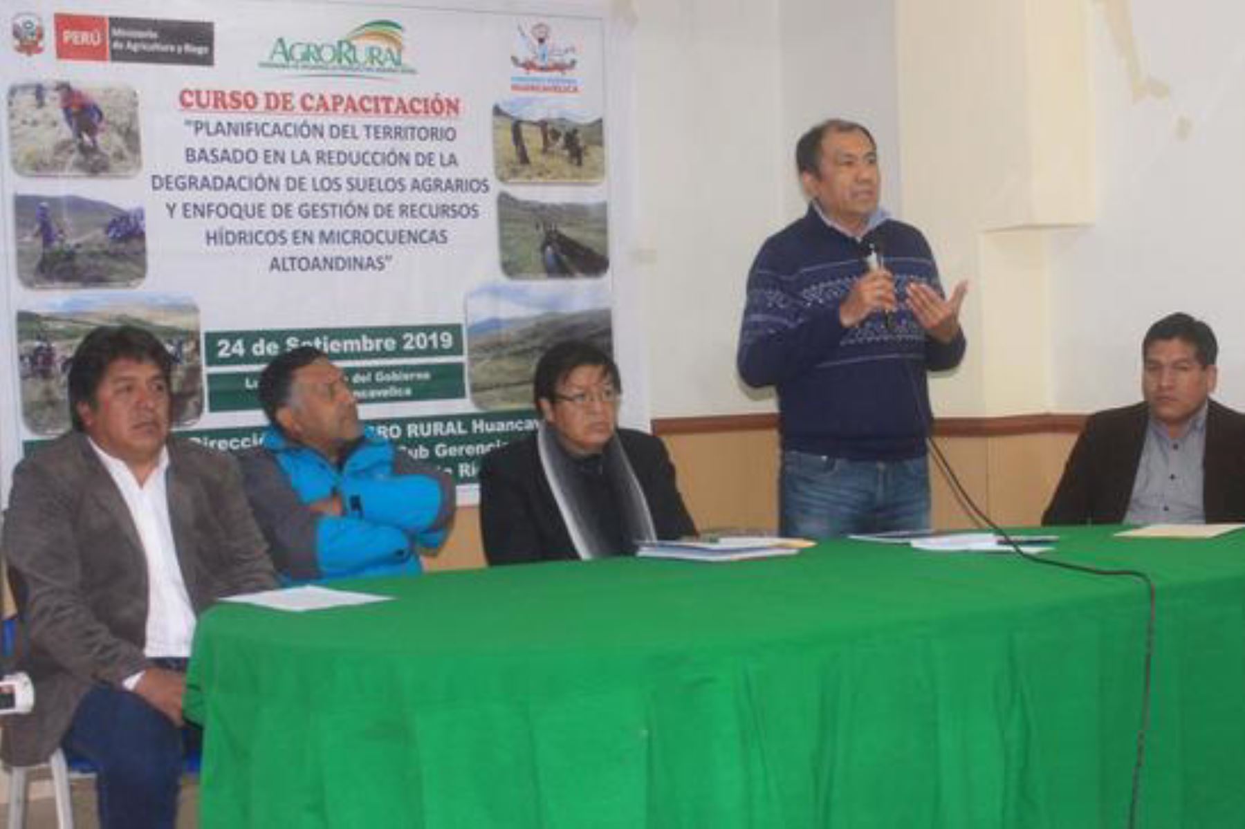 Ministerio de Agricultura y Riego entrega estudio para uso sostenible de suelos y desarrollo de cultivos en la localidad de Huando, en la región Huancavelica.