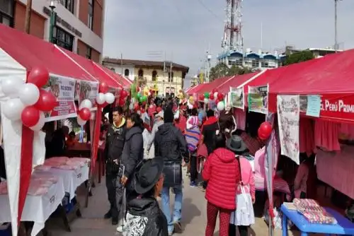 Hortalizas, productos agrícolas diversos, frutas, artesanías, platos típicos de comida regional a base de cuy y granos andinos ofrecieron hoy emprendimientos procedentes de comunidades rurales de los departamentos de Huancavelica, Huancayo, Huánuco y Ayacucho en la “VI Feria Interregional de Emprendimientos Rurales Haku Wiñay 2019” en la ciudad de Huancayo (Junín).