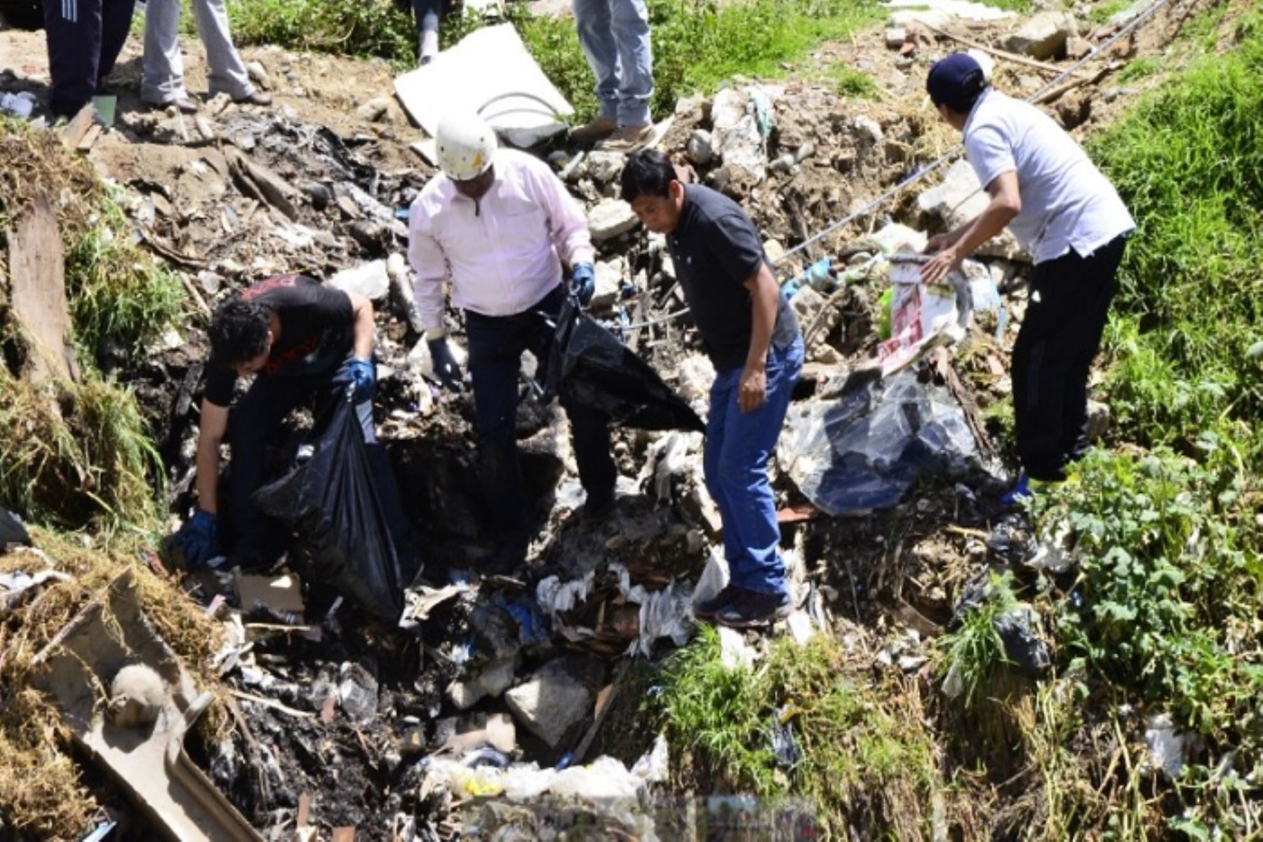 Más de 500 ciudadanos recogieron cerca de 3 toneladas de residuos sólidos al limpiar las principales calles, parques y la plaza de armas de la ciudad de Huaraz, en la región Áncash, así como a las fajas marginales del río Quillcay, en el marco del Día Mundial del Turismo.