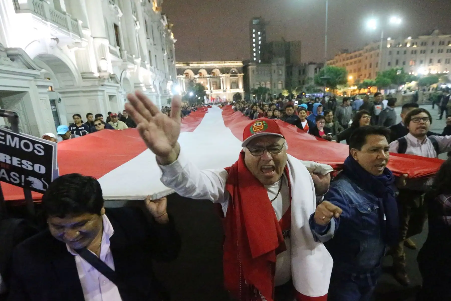 Diversos colectivos,organizaciones sociales y partidos político marchan por las calles del Centro de Lima en contra de la decisión de la Comisión de Constitución del Congreso.
Foto: ANDINA/Eddy Ramos